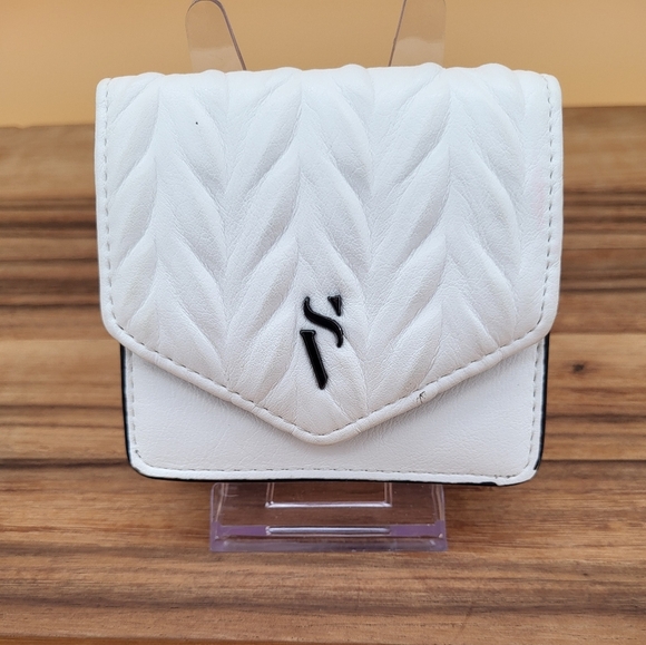 Simply Vera Vera Wang Handbags - 🩷 3/$15 Simply Vera White and Black Wallet